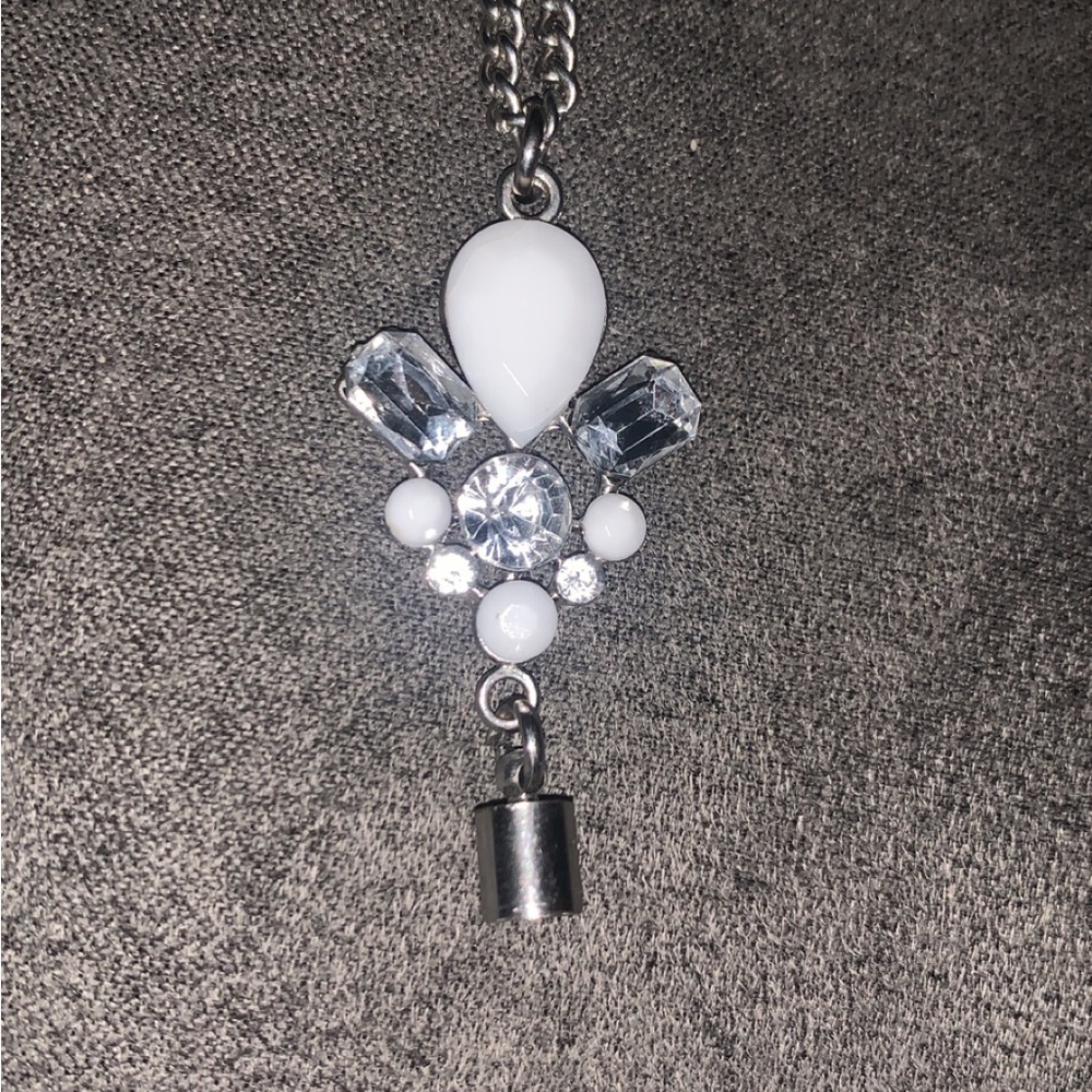 NWOT silver/white pendant necklace